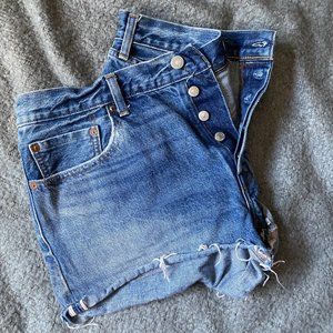 LEVIS 501 HIGHWAISTED SHORTS// Distressed